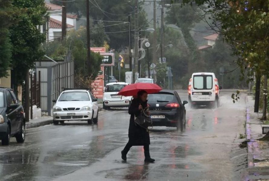 Καιρός: Συννεφιά, βροχές και καταιγίδες σήμερα - Μικρή άνοδος της θερμοκρασίας