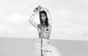 Μπέλα Χαντίντ: Εύχεται για το νέο έτος φορώντας μόνο το λευκό μπικίνι της - Φωτογραφίες