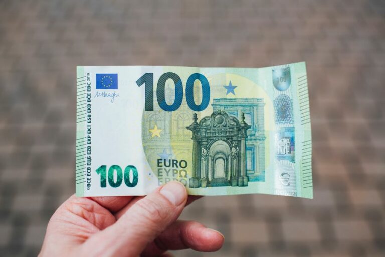 Συντάξεις: Αναδρομικά 100 ευρώ στους συνταξιούχους για κάθε μήνα που καθυστερεί η επικουρική