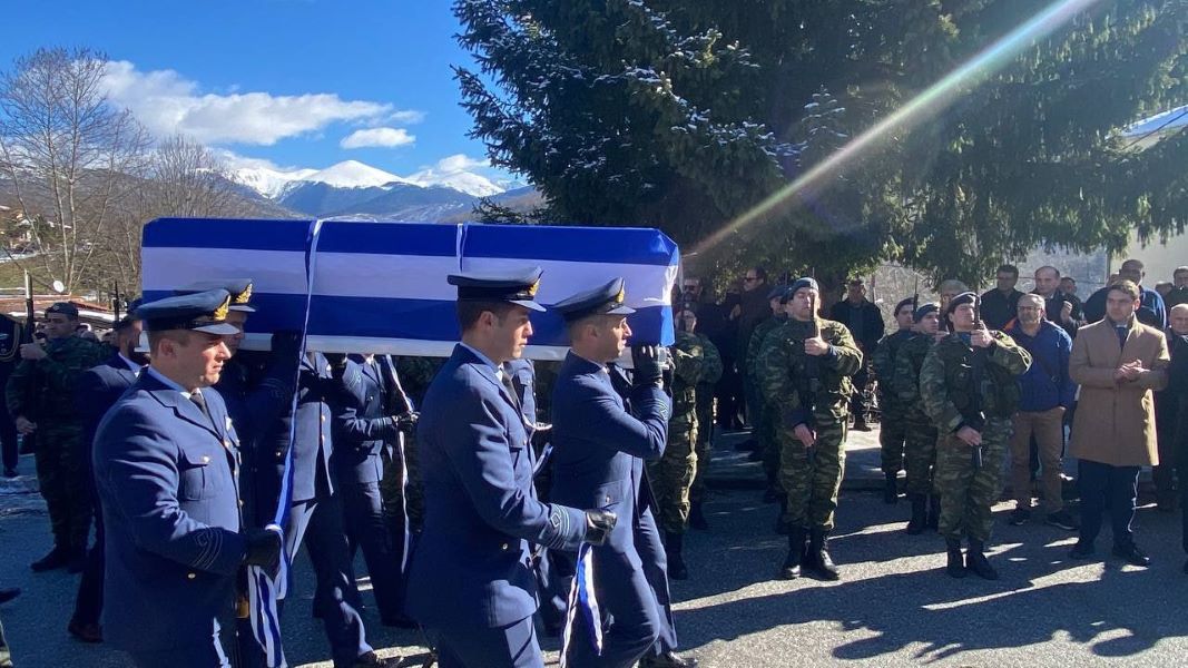 Σε κλίμα οδύνης η κηδεία του σμηναγού Τσιτλακίδη - «Αθάνατος» φώναζε το πλήθος
