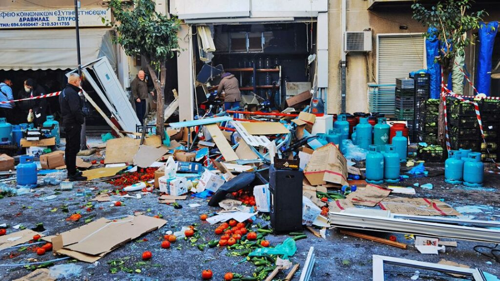 Έκρηξη σε κατάστημα με φιάλες υγραερίου στο Αιγάλεω - Δύο τραυματίες (Φωτογραφίες)