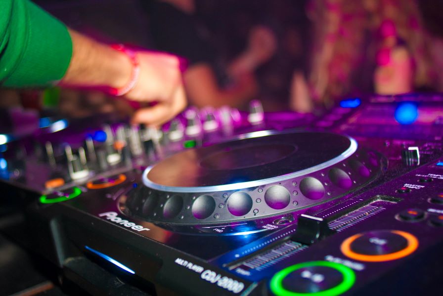 Γνωστός DJ «έσπασε» στο ξύλο πρώην σύντροφό του σε κλαμπ της Γλυφάδας