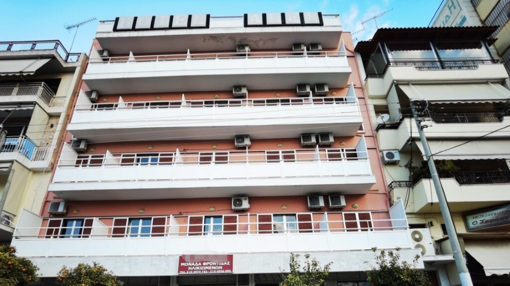 Γηροκομείο στον Κορυδαλλό: «Τους έδεναν σε κρεβάτια και καλοριφέρ», λέει πρώην εργαζόμενη