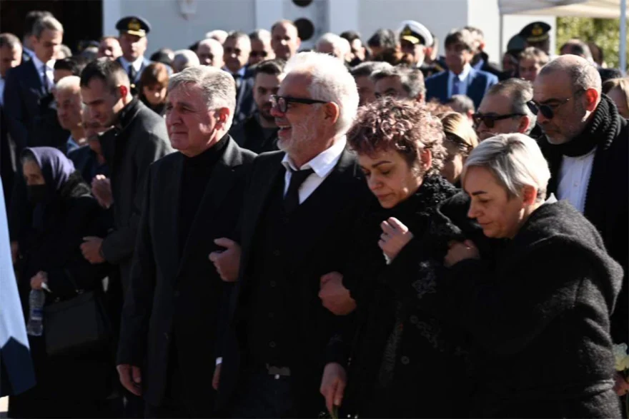 Θρήνος στην κηδεία του υποσμηναγού Τουρούτσικα - «Παιδί μου», ούρλιαζε ο πατέρας - Λιποθύμισε η μητέρα του