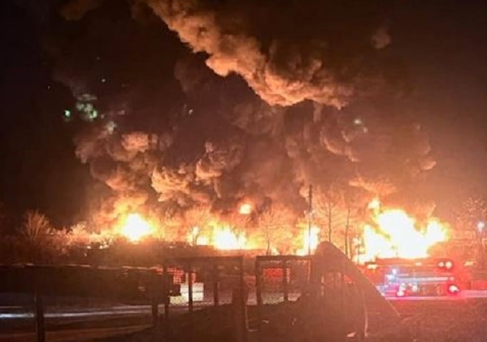 ΗΠΑ: Mεγάλη πυρκαγιά στο Οχάιο από εκτροχιασμό αμαξοστοιχίας