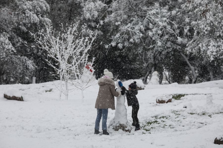 Η κακοκαιρία αναμένεται να επηρεάσει τις περισσότερες περιοχές της Αττικής με τις Αρχές να βρίσκονται σε ετοιμότητα για τυχόν προβλήματα που θα παρουσιαστούν.
