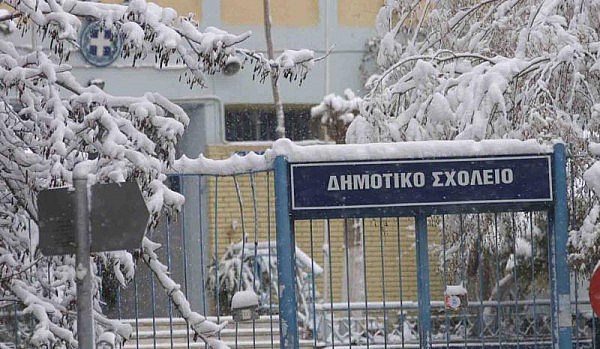 Η κακοκαιρία «Μπάρμπαρα» βρίσκεται σε εξέλιξη και οι μαθητές είναι σε αναμονή για να μάθουν αν θα δουν «άσπρη μέρα» και κλείσουν τα σχολεία λόγω κακοκαιρίας.