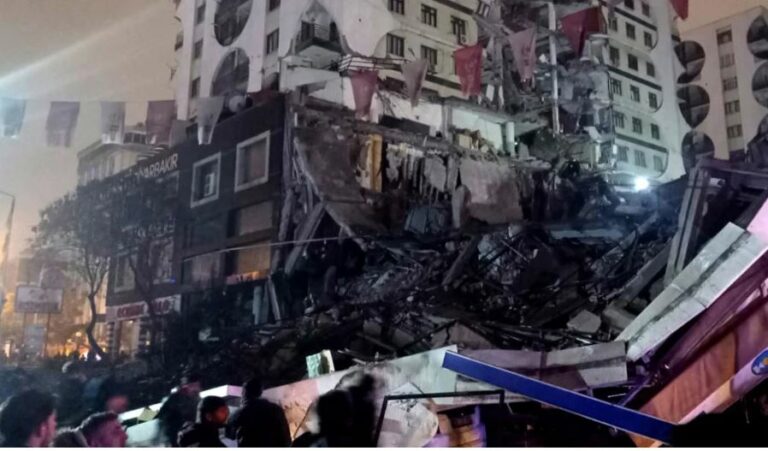 Δύο σεισμοί 7,8 και 7,7 Ρίχτερ σε Τουρκία - Συρία: Τουλάχιστον 1.700 νεκροί, δραματικές ώρες