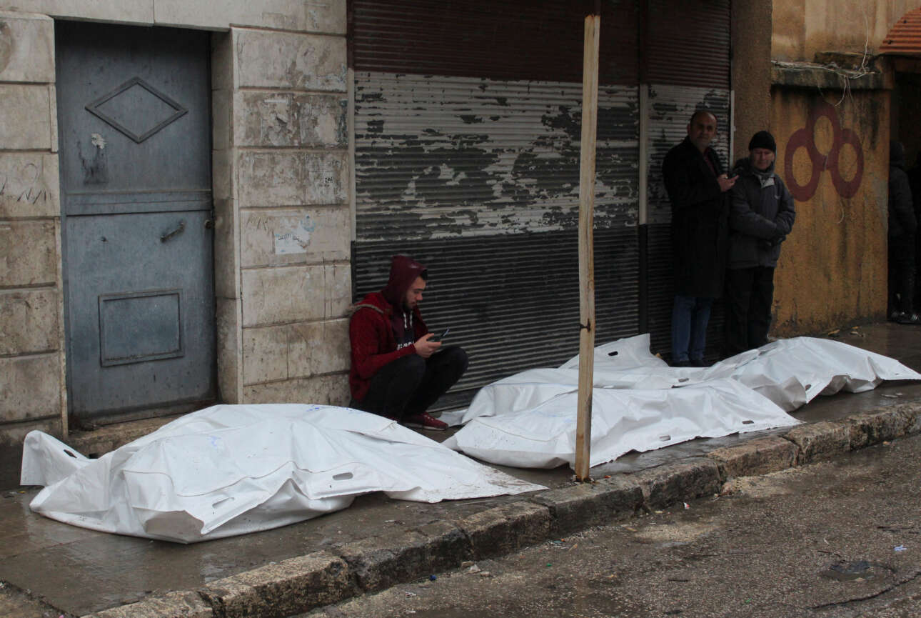 Στο Χαλέπι της Συρίας, οι κάτοικοι θάβουν τους νεκρούς τους και προσεύχονται για τους ζωντανούς