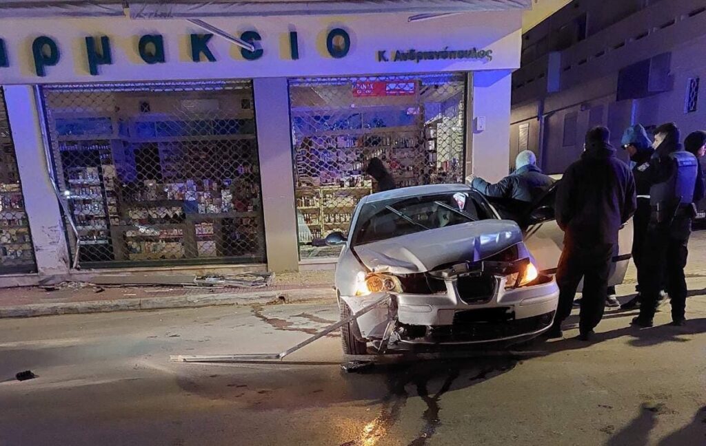 Αρτέμιδα: Μαχαίρωσαν 22χρονο σε μπαρ - Καταδίωξε τους δράστες και έπεσε σε φαρμακείο (βίντεο)