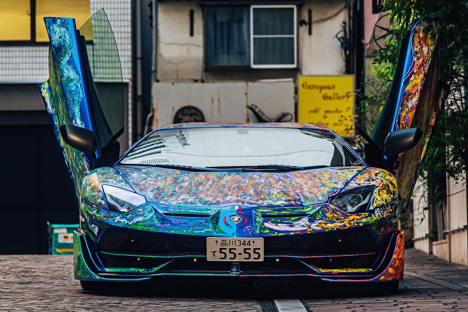 Σε εκδήλωση για υπεραυτοκίνητα στο Τόκιο, μετέτρεψε ένα αξίας 700.000 δολαρίων Lamborghini Aventador SVJ σε ζωηρόχρωμο καμβά.