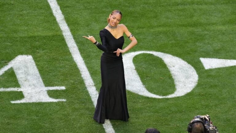 Super Bowl: Η μεταφράστρια νοηματικής στο σόου της Ριάνα έκλεψε την παράσταση