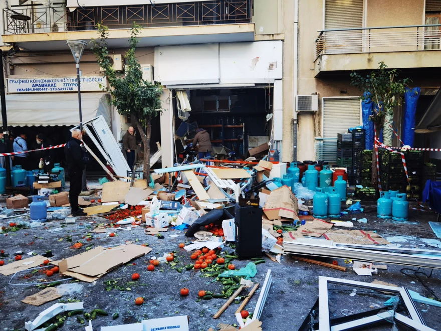 Έκρηξη σε κατάστημα με φιάλες υγραερίου στο Αιγάλεω - Δύο τραυματίες (Φωτογραφίες)