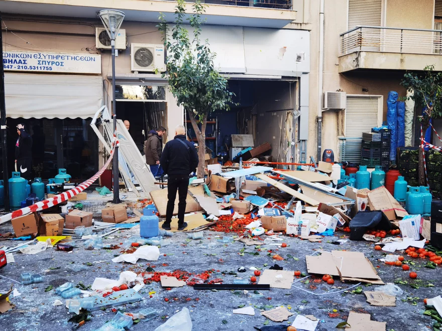Έκρηξη σε κατάστημα με φιάλες υγραερίου στο Αιγάλεω - Δύο τραυματίες (Φωτογραφίες)