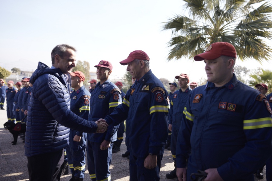 Μητσοτάκης στους άνδρες της ΕΜΑΚ: Είμαστε βαθιά υπόχρεοι