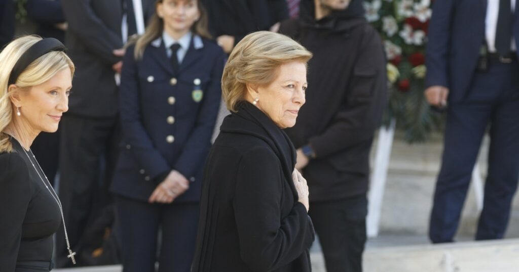 Μητρόπολη έφτασε ο υπουργός Ανάπτυξης, Άδωνις Γεωργιάδης, συνοδευόμενος από τη σύζυγό του, Ευγενία Μανωλίδου.