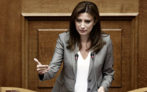 Άνω κάτω πάλι ο ΣΥΡΙΖΑ: «Όχι» από τη Νίνα Κασιμάτη στη χρήση της υπογραφής της σε προτάσεις νόμων
