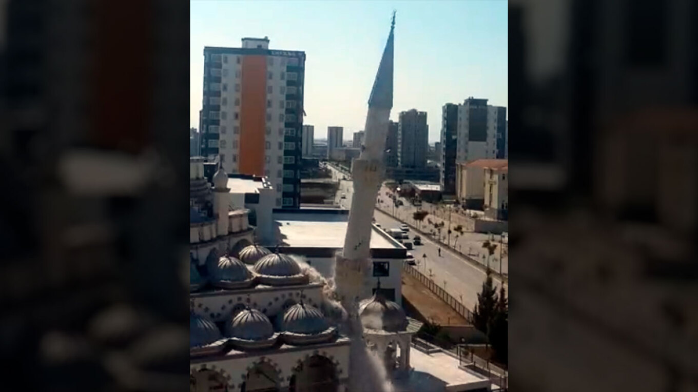 Σεισμός στην Τουρκία: Βίντεο από τη στιγμή που μιναρές καταρρέει ανάμεσα σε σπίτια στα Άδανα
