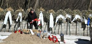 Ανδρουλάκης: Επισκέφθηκε την οικογένεια του πιλότου Τσιτλακίδη - Άφησε λουλούδια στον τάφο του