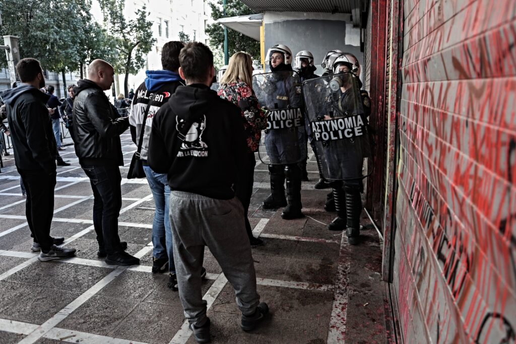Eπεισόδια έξω από το Υπουργείο Εργασίας.