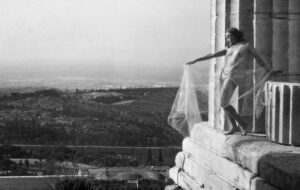 Άνοιξε τις πύλες της η αναδρομική έκθεση για την φωτογράφο Nelly’s στο Μπενάκη της Πειραιώς