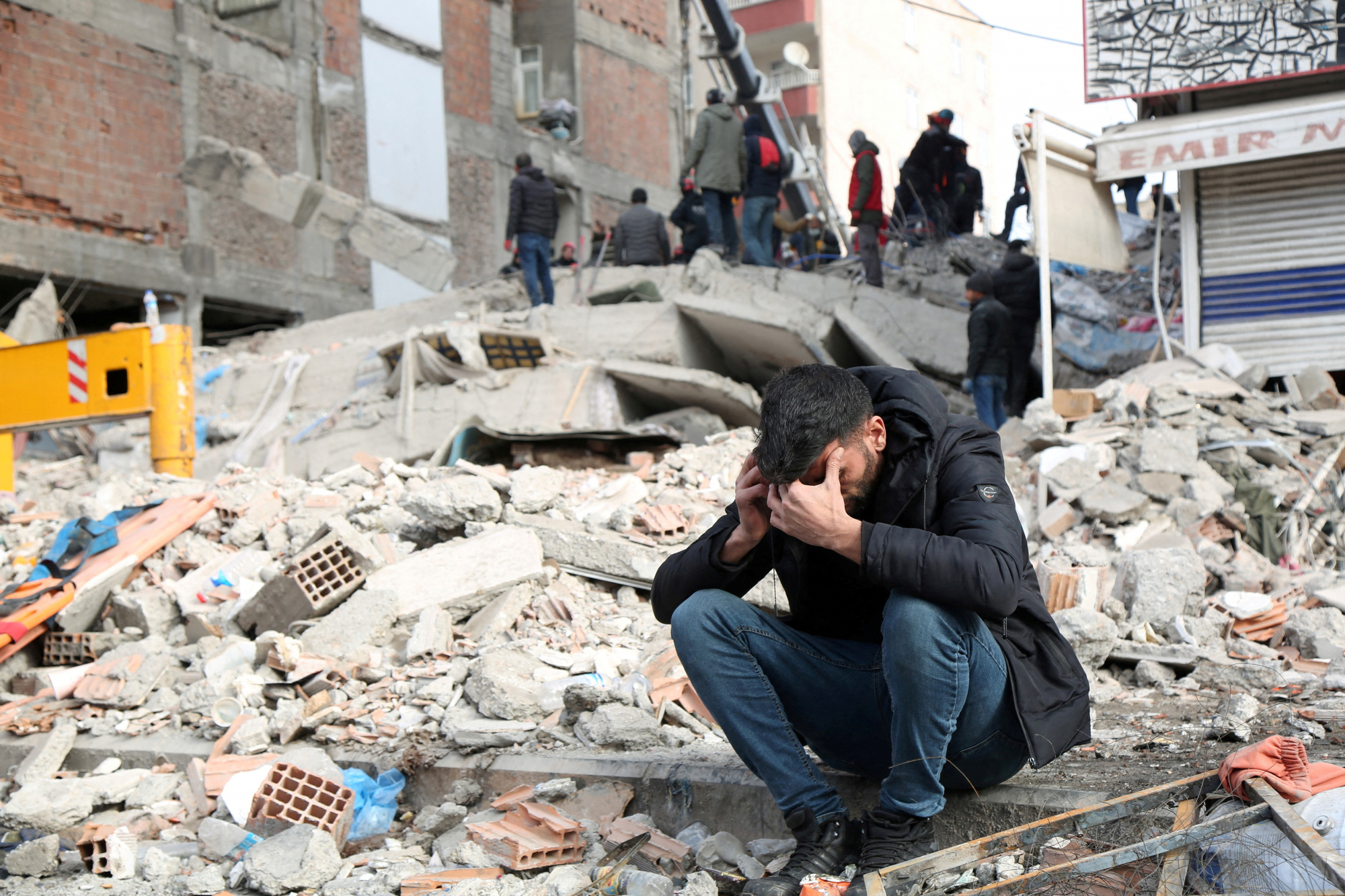Τουρκία:«Θα περιμένω εδώ όλη μου τη ζωή» λένε άνδρες που ψάχνουν τις οικογένειές τους στα χαλάσματα