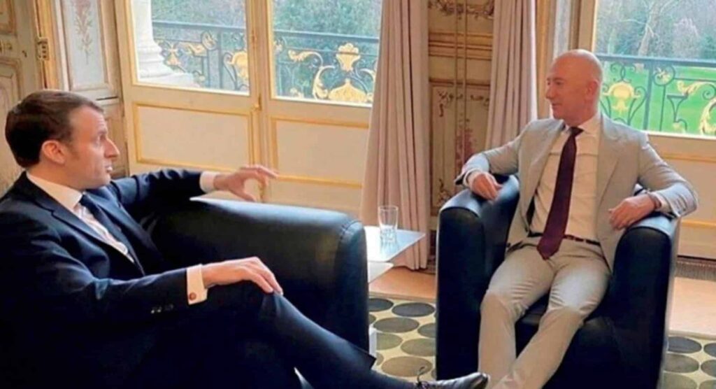 «Ο πρόεδρος των πλουσίων»: Πυρά δέχεται ο Μακρόν επειδή παρασημοφόρησε τον Τζεφ Μπέζος