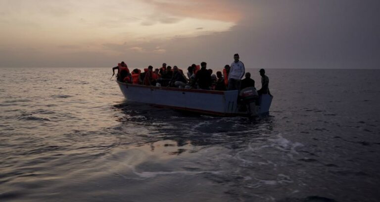 Ιταλία: Tριάντα μετανάστες βρέθηκαν νεκροί σε παραλία στη νότια Ιταλία