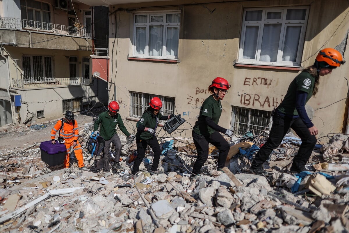 Τρεις εβδομάδες μετά τα φονικά πλήγματα του Εγκέλαδου στα νότια της χώρας, η -προεκλογικών ρυθμών- τουρκική κυβέρνηση υπόσχεται πλήρη και άμεση ανοικοδόμηση των σεισμόπληκτων περιοχών