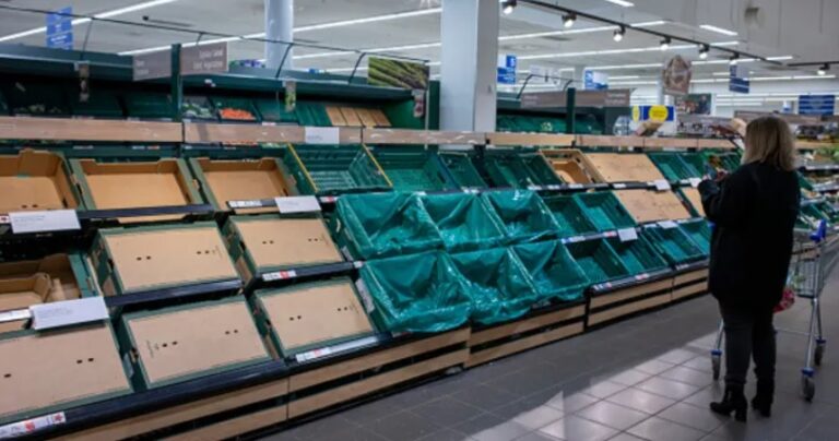 Βρετανία: Άδεια ράφια στα σούπερ μάρκετ - Αγοράζουν μέχρι 3 αγγούρια και ντομάτες