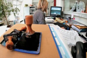 Ανοίγουν στις 09:00 οι δημόσιες υπηρεσίες, στις 10:00 τα καταστήματα