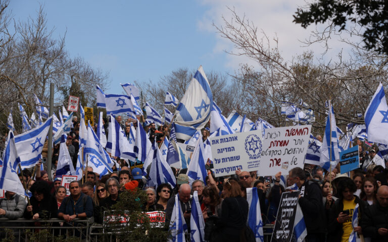 Ισραήλ: Η μεταρρύθμιση του δικαστικού συστήματος έβγαλε στους δρόμους χιλιάδες πολίτες