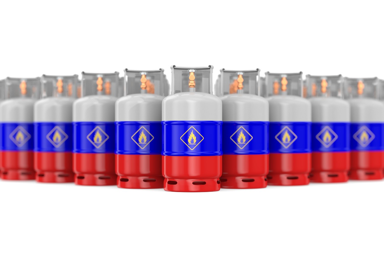 230215092514_gas-cylinder-with-flag-russia-white-background-isolated-3d-illustration