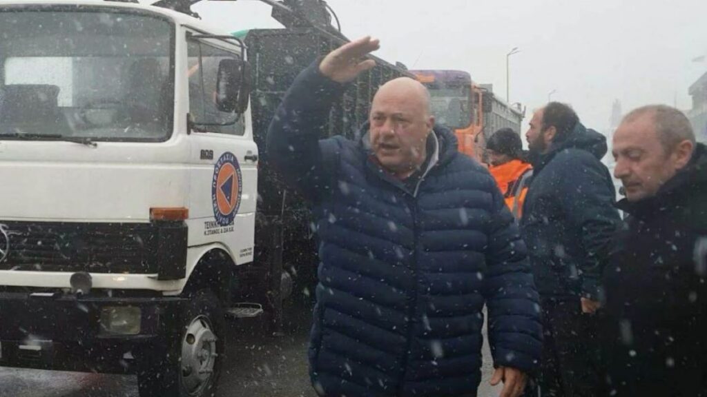 Έξαλλος ο Αχιλλέας Μπέος κυνηγάει τα εκχιονιστικά στο Βόλο - «Θα με τρελάνεις, λίγο μυαλό θέλει» (ΒΙΝΤΕΟ)