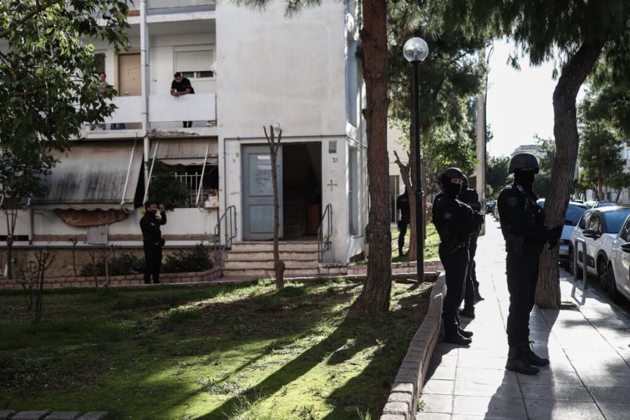 Αγία Βαρβάρα: Άνδρας με καλάσνικοφ άνοιξε πυρ σε δρόμο - Ζημιές σε σπίτια