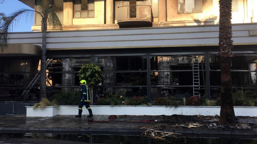 «Στάχτη» γνωστό εστιατόριο στη Νέα Σμύρνη - Εμπρησμό «βλέπουν» οι Αρχές - Δείτε βίντεο