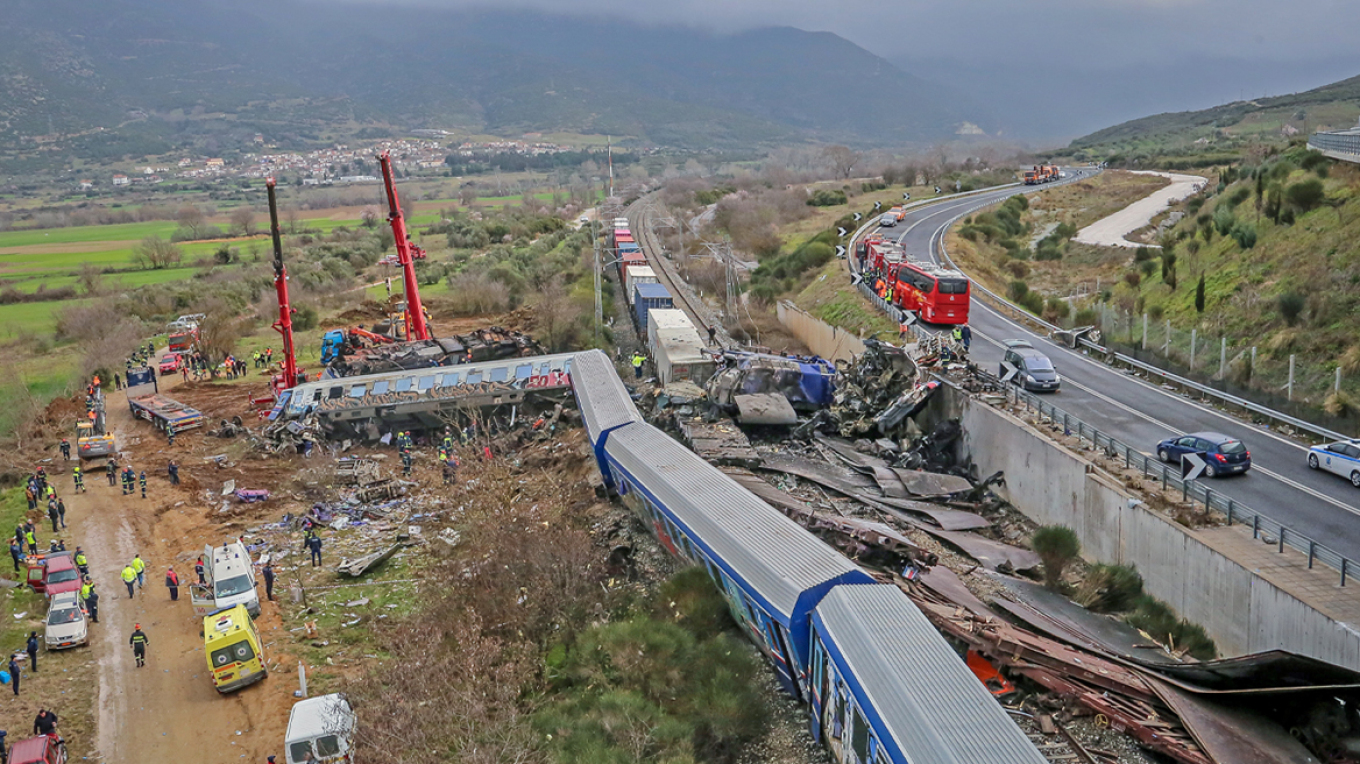 Φονική σύγκρουση τρένων στη Λάρισα - 40 νεκροί, ψάχνουν τουλάχιστον 50 αγνοούμενους