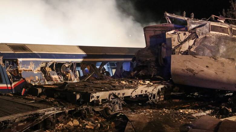Τραγωδία στα Τέμπη: «To πιο θανατηφόρο σιδηροδρομικό δυστύχημα στην ιστορία της Ελλάδας», γράφει η Le Figaro