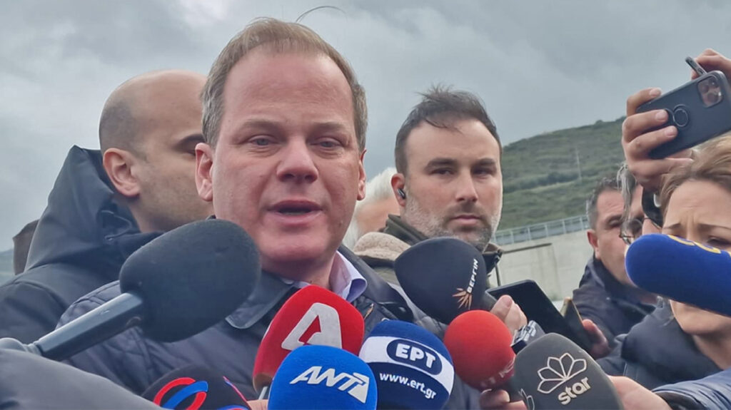 Σύγκρουση τρένων στα Τέμπη: Δάκρυσε ο Κώστας Καραμανλής – «Οι εικόνες είναι συγκλονιστικές»