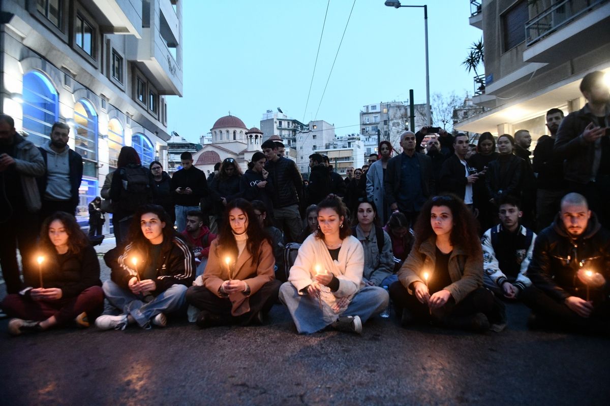 Τραγωδία στα Τέμπη: Συγκέντρωση έξω από τα γραφεία της Hellenic Train – Χημικά από τα ΜΑΤ