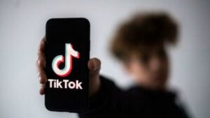TikTok: Καθιερώνει όριο ημερήσιας χρήσης