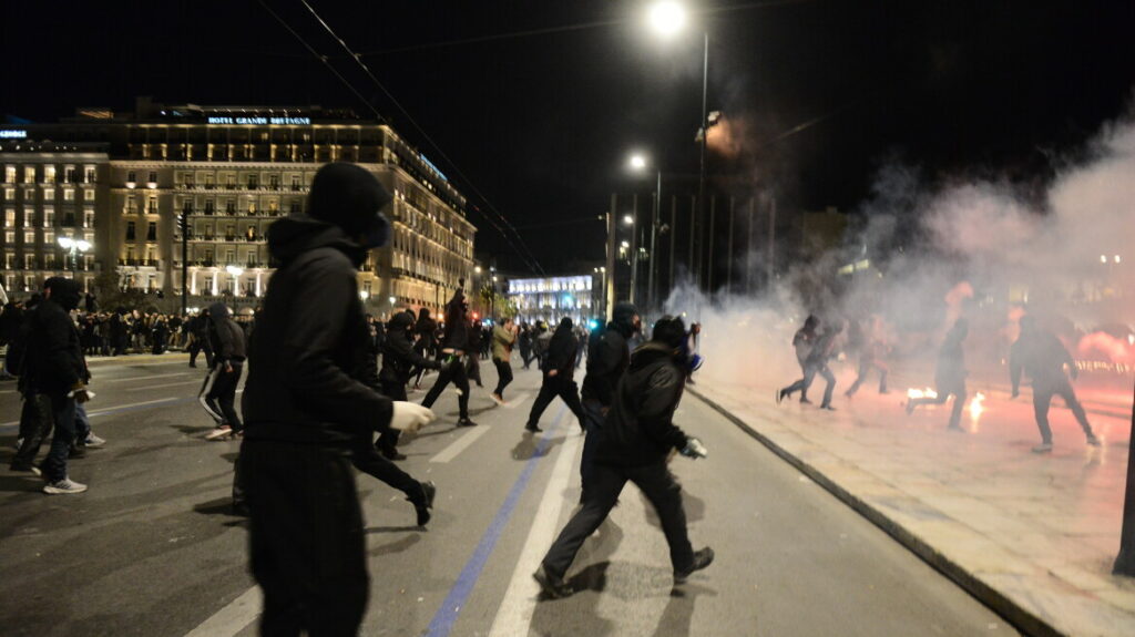 Σύνταγμα: Επεισόδια στη σιωπηρή πορεία για την τραγωδία στα Τέμπη