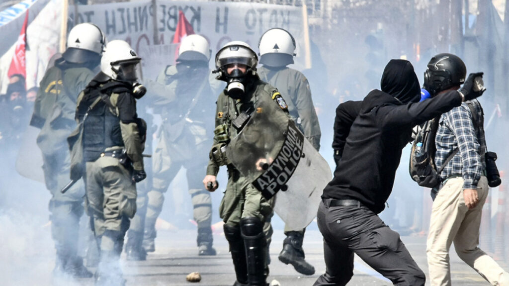 Σύγκρουση τρένων: Πεδίο μάχης το Σύνταγμα - Βίντεο