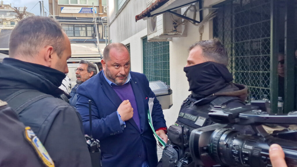 Λάρισα: Προσαγωγή δημοσιογράφων και οπερατέρ ύστερα από μήνυση δικηγόρου