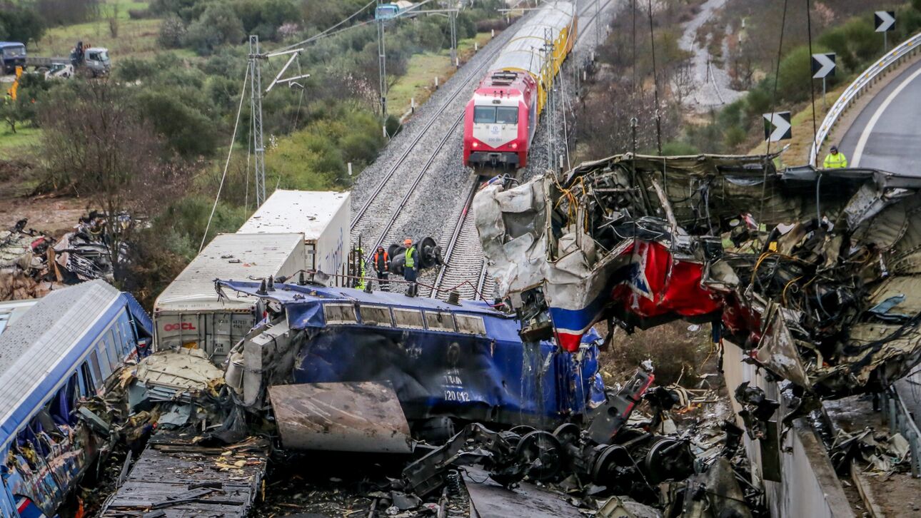 Σύγκρουση τρένων στη Λάρισα: Ακόμη δεν έχουν ταυτοποιηθεί δύο από τους 57 νεκρούς