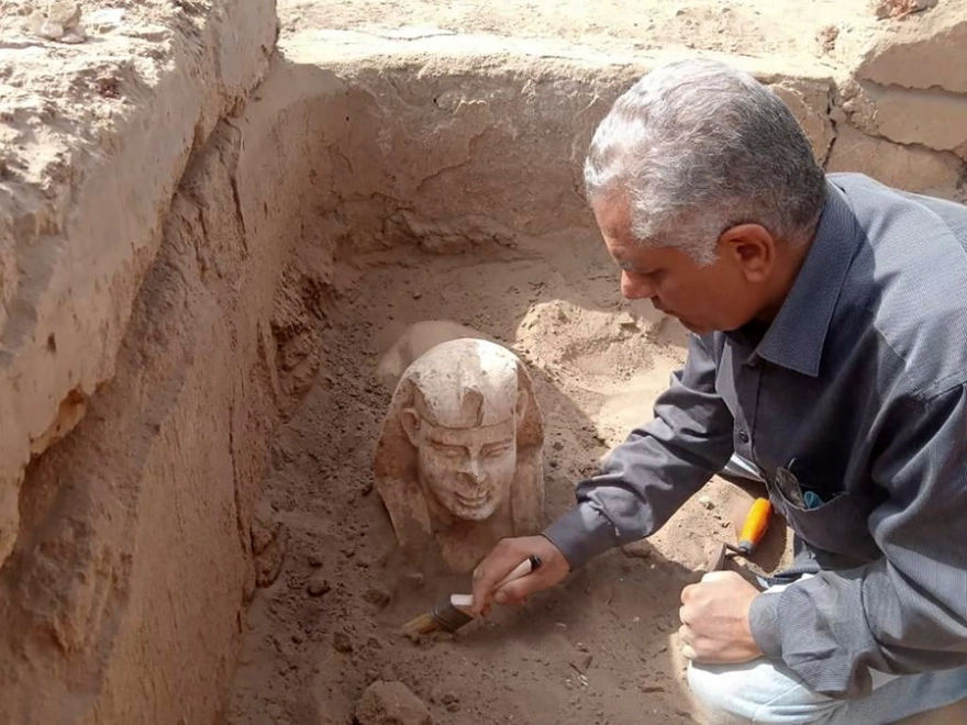 Αίγυπτος: Βρέθηκε άγαλμα που μοιάζει με την Σφίγγα με... λακκάκια στα μάγουλα