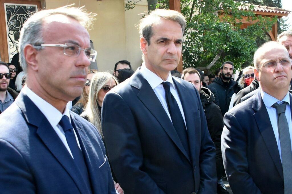 Σύγκρουση τρένων στα Τέμπη - Μητσοτάκης: Οδύνη στην κηδεία του 35χρονου μηχανοδηγού Σπύρου Βούλγαρη - Παρών ο πρωθυπουργός και δύο υπουργοί