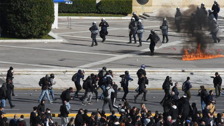Ξεκίνησαν επεισόδια οι κουκουλοφόροι στο Σύνταγμα