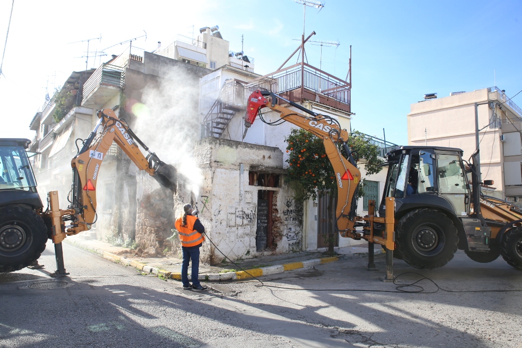 Κατεδάφιση εγκαταλελειμμένου ακινήτου στην Παλαιά Κοκκινιά