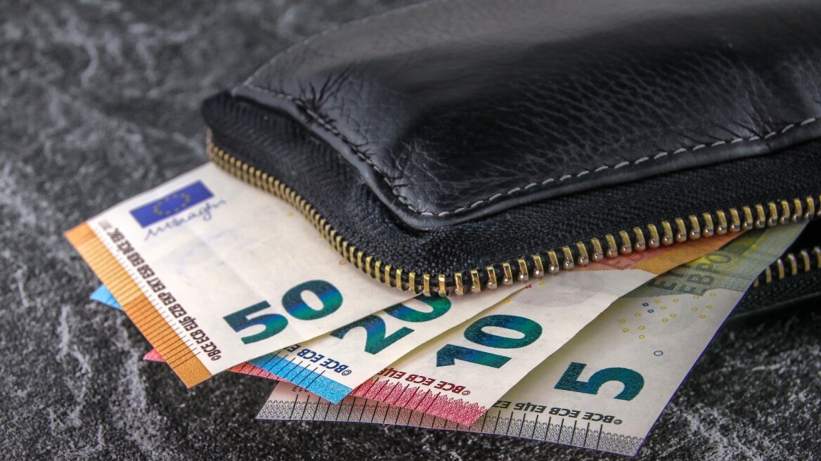 Ηγουμενίτσα: Βρήκε πορτοφόλι και έκανε αναλήψεις και αγορές